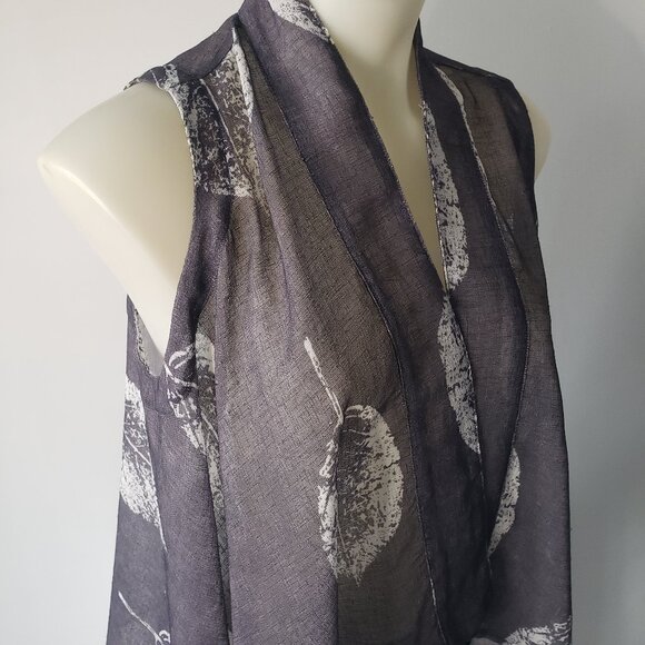 Gorgeous Grey + White Screen Printed Leaf on Linen Look Woven Fabric Vest - Picture 4 of 16